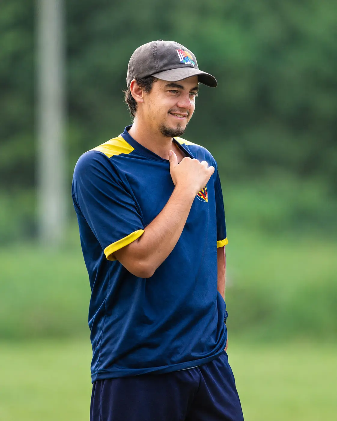 Lucas Errazquin, socio director y entrenador de la academia de Deportivo Tukumano, junto a jugadores de la institución
