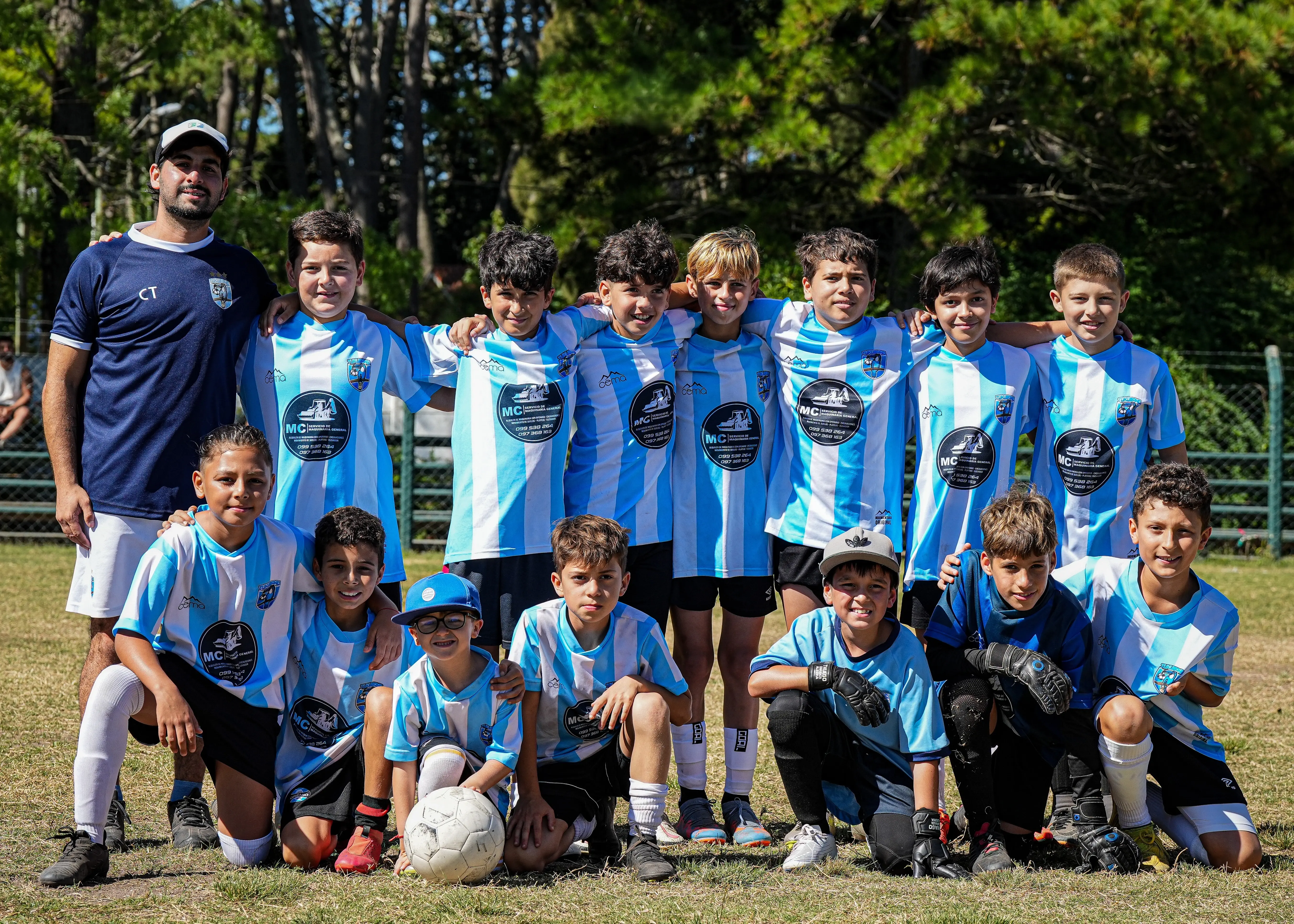Jugadores de la Academia Deportivo Tukumano junto a su entrenador